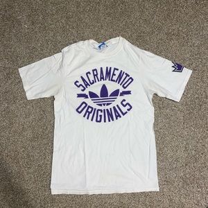 ADIDAS SACRAMENTO KINGS TEE SHIRT MEDIUM